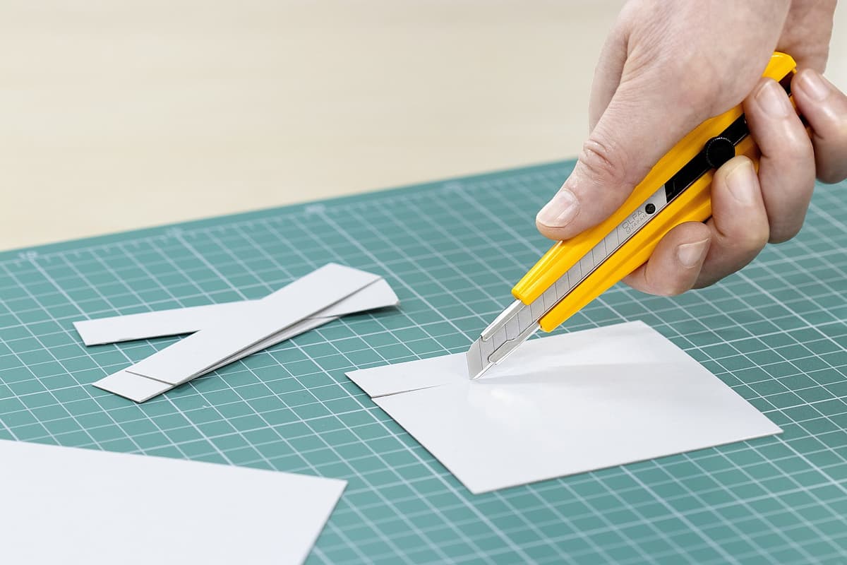 Нож OLFA с выдвижным лезвием с фиксатором, 9мм OL-300