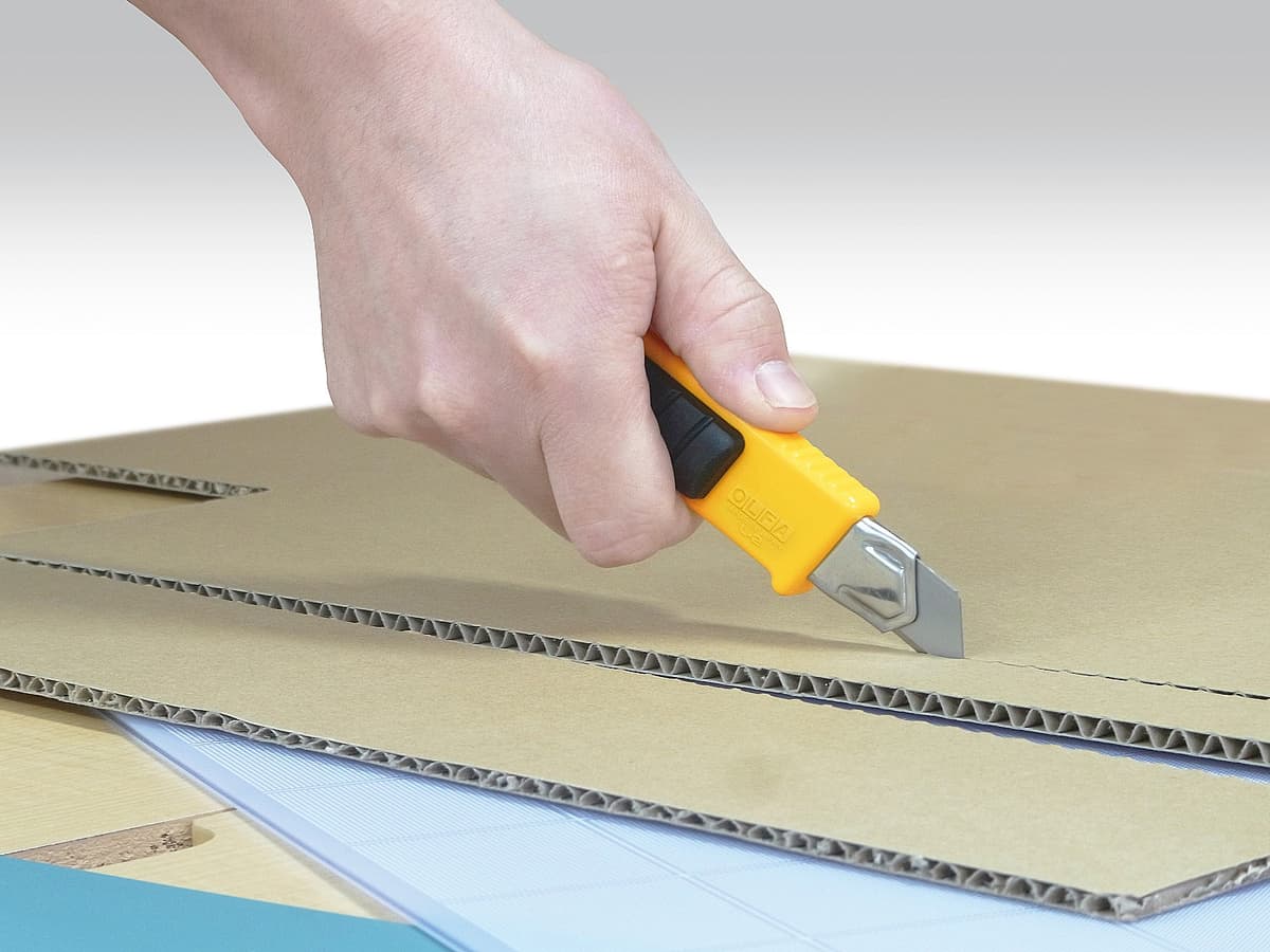 Нож OLFA с выдвижным лезвием эргономичный с резиновыми накладками, 18мм OL-L-2