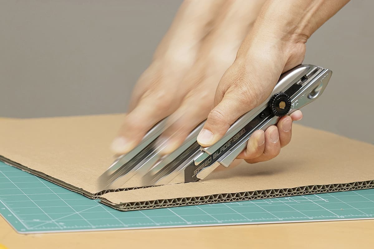 Нож OLFA 18 мм с выдвижным сегментированным лезвием, винтовой фиксатор OL-LTD-L-LFB