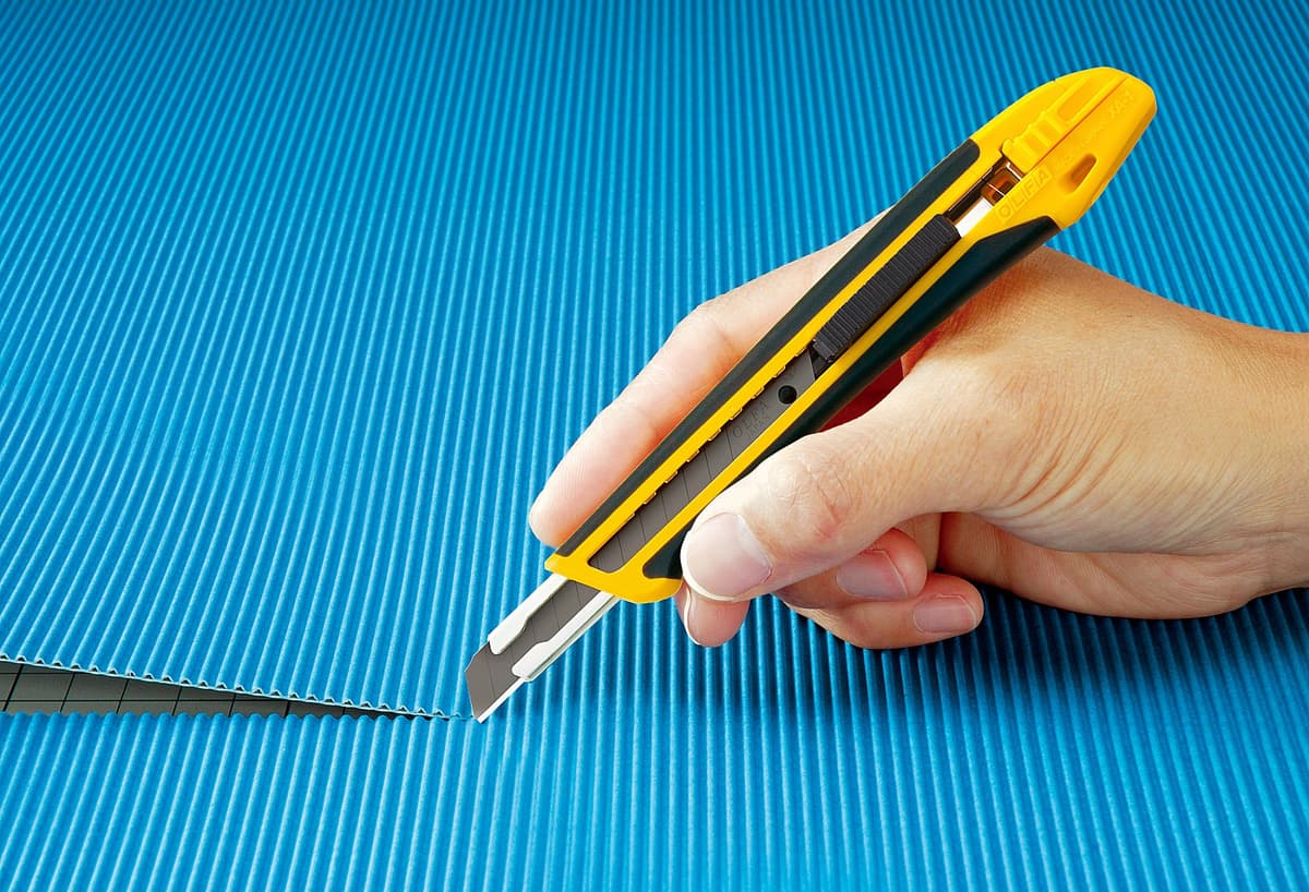 Нож OLFA " Standard Models" с выдвижным лезвием, с противоскользящим покрытием, автофиксатор, 9мм OL-XA-1